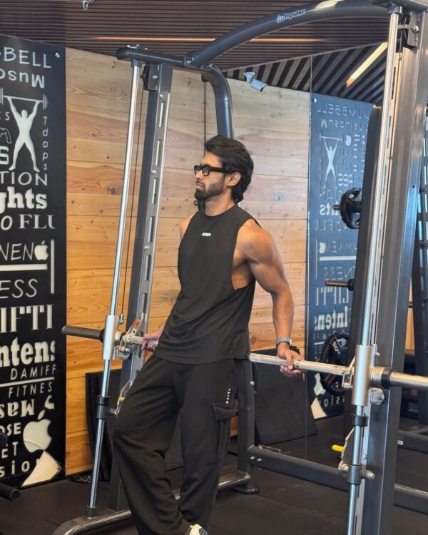 Sleeveless Gym Tank Top-Black